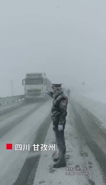 大雪中被冻成雪雕交警是个帅小伙  网友：帅哥都上交国家了！