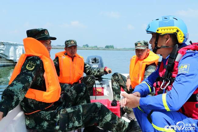 武警官兵驾驶冲锋舟上演“水上芭蕾”