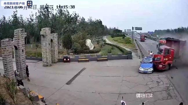  河北武安：大货车撞上出租车 致1死3伤