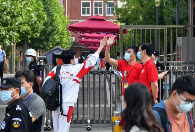 6月7日7时许，中国人民大学附属中学朝阳学校，考生进考场前与老师击掌，老师给考生加油。2021年北京市普通高等学校招生全国统一考试将于6月7日至6月8日举行，普通高中学业水平等级性考试将于6月9日至6月10日举行。全市高考报名人数为51738人，除前期高职自主招生及保送生等单独录取考生外，参加此次考试的考生共45238人，全市设17个考区、90个考点、1566个考场。